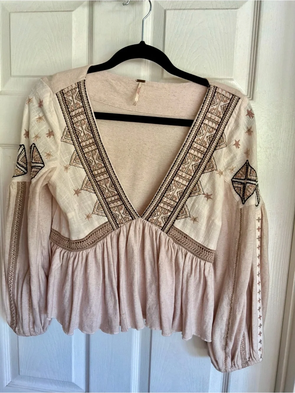 NWOT…FREE PEOPLE Embroidered Peasant Top i